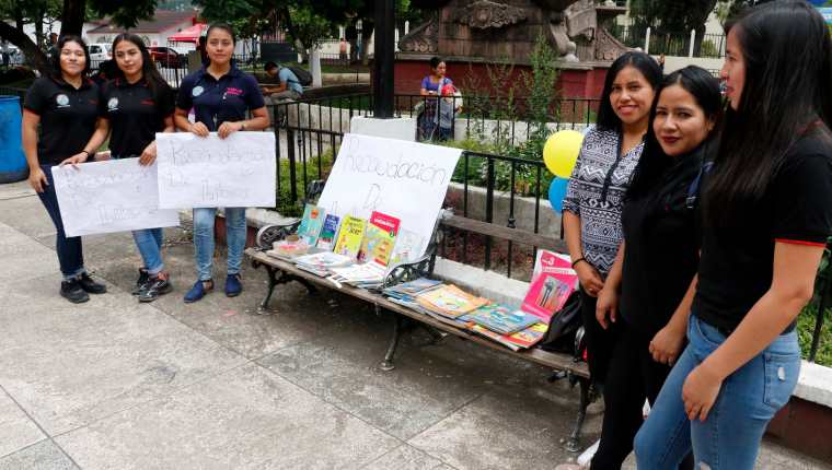 Un grupo de estudiantes de Trabajo Social recaudan libros para implementar una biblioteca comunitaria en San Juan Chamelco. (Foto Prensa Libre: Eduardo Sam Chun)