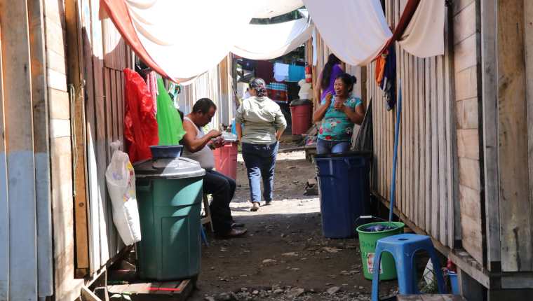 Integrantes de la comunidad agraria La Trinidad, en Escuintla, aseguran que las casas en La Dignidad no cumplen con sus necesidades. (Foto Prensa Libre: Carlos Paredes)