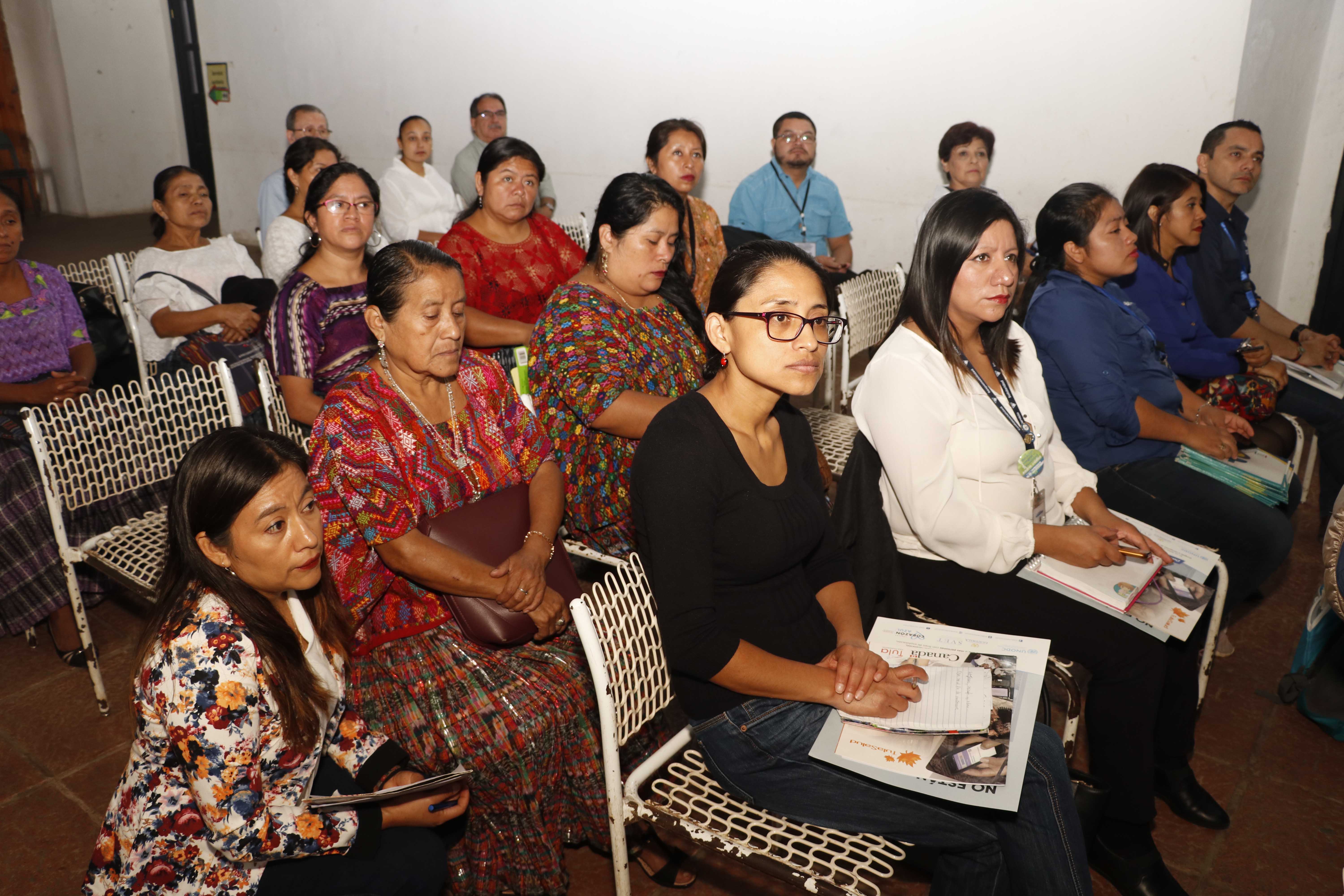 Autoridades analizan la situación de embarazos en menores y muertes maternas en Alta Verapaz. (Foto Prensa Libre: Eduardo Sam)