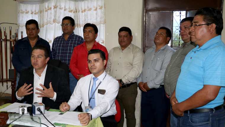 Autoridades de Salud y municipales informan de la suspensión de la feria en Chiantla. (Foto Prensa Libre: Mike Castillo).
