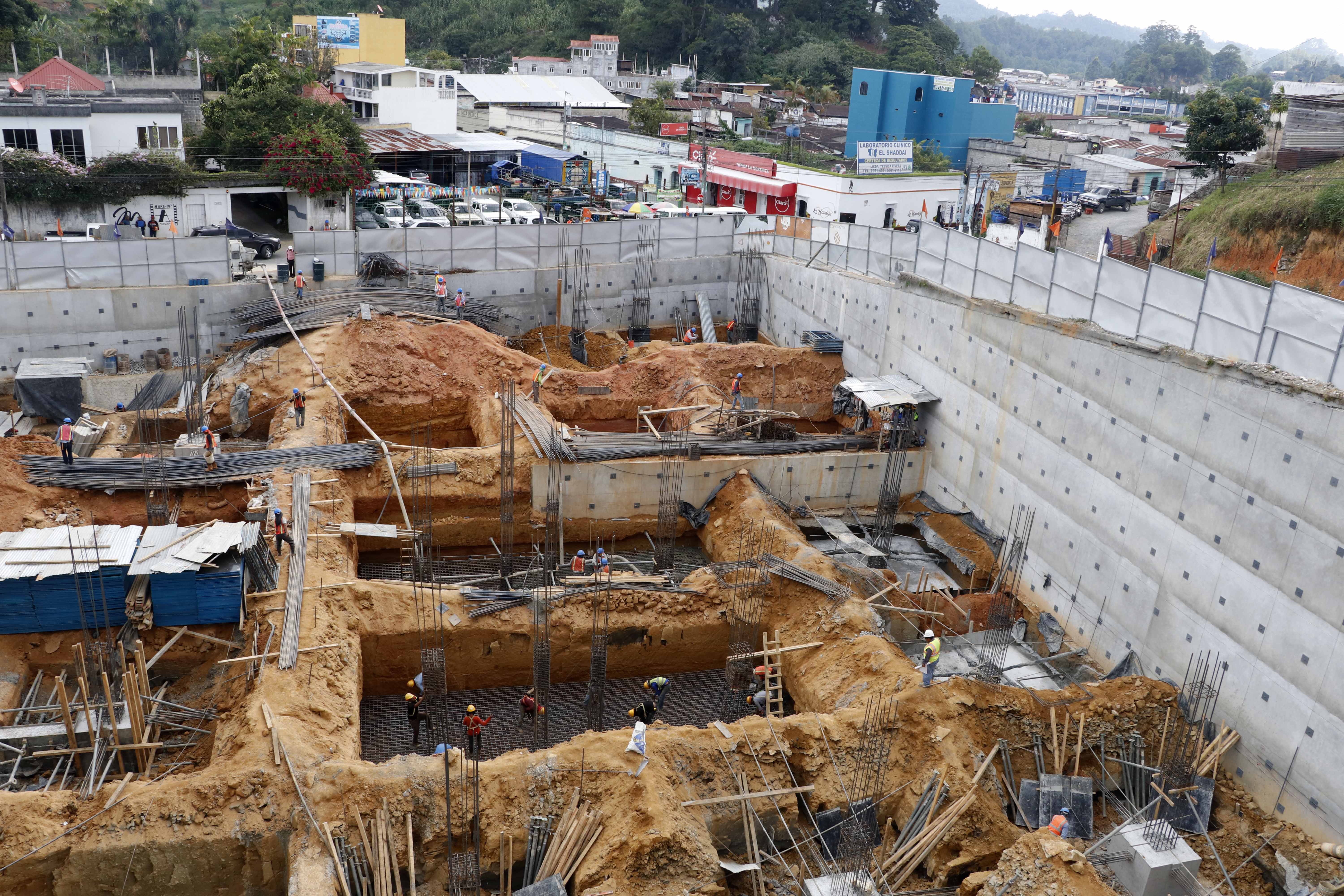 Este viernes 23 de agosto dio inicio la construcción del centro comercial Plaza del Parque, en el centro de Cobán. Luego de finalizar con las excavaciones. (Foto Prensa Libre: Eduardo Sam Chun)