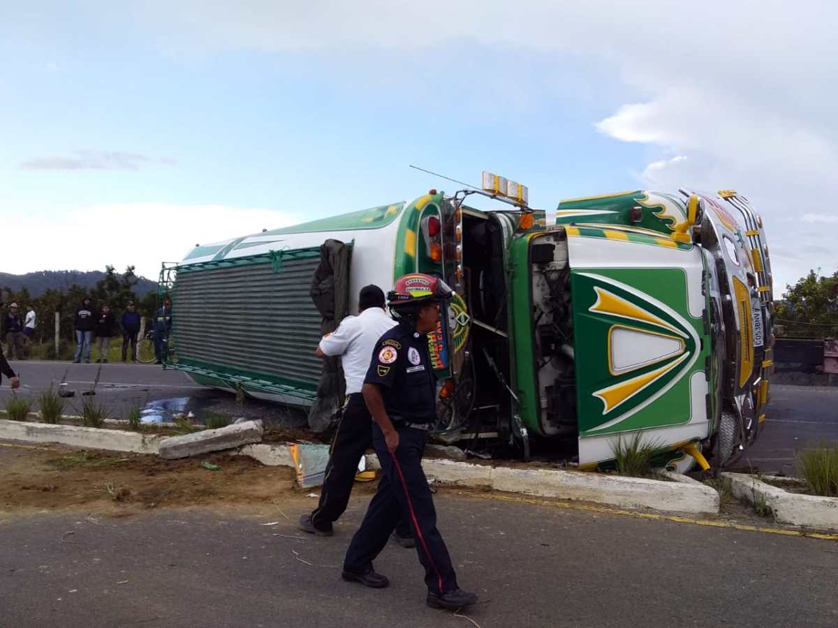 El accidente ocurrió en el  kilómetro 190 Salcajá, Quetzaltenango. (Foto Prensa Libre: Cortesía) 