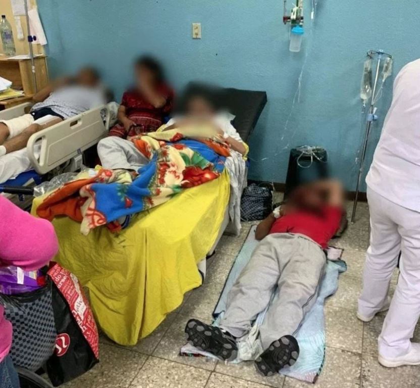 Un paciente yace en el piso  de la emergencia del Hospital Regional de  Occidente donde recibió atención médica por falta de camillas. (Foto Prensa Libre: Cortesía)