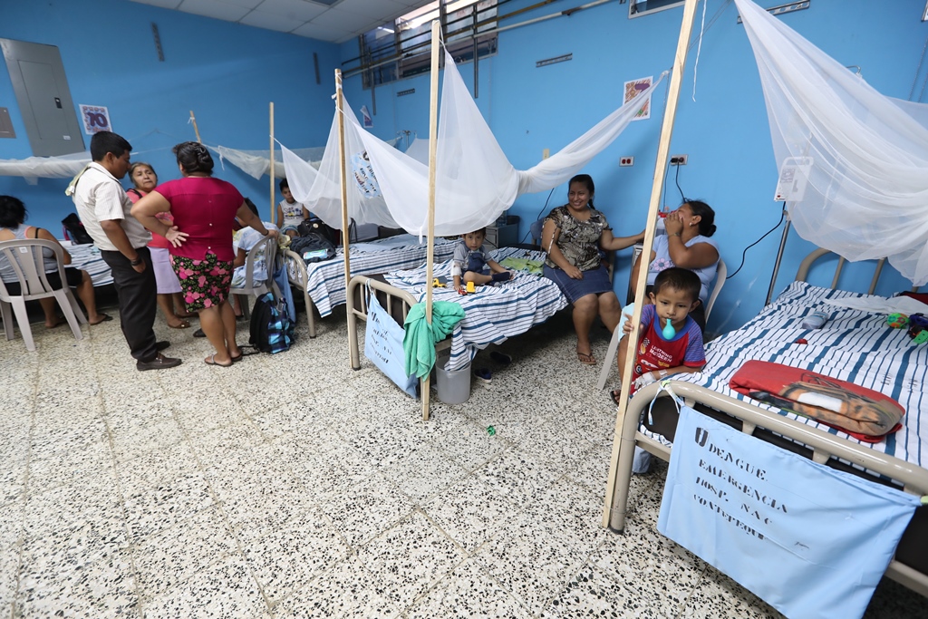 Niños contagiados con dengue son atendidos en la unidad pediátrica que el Hospital  Nacional de Coatepeque abrió por la epidemia. (Foto Prensa Libre: Mynor Toc) 