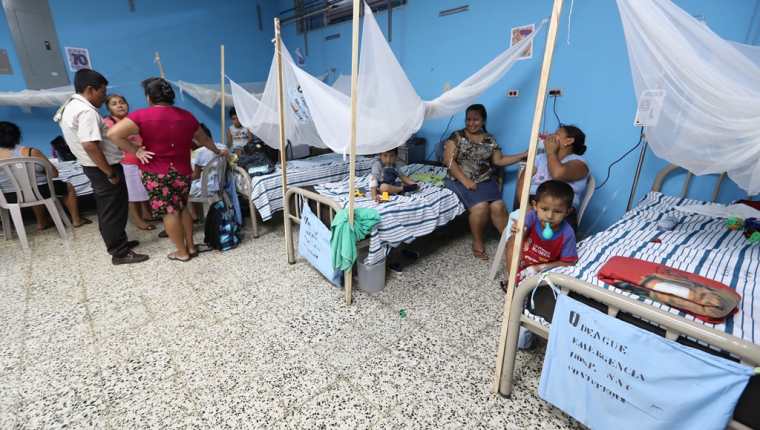 Niños contagiados con dengue son atendidos en la unidad pediátrica que el Hospital  Nacional de Coatepeque abrió por la epidemia. (Foto Prensa Libre: Mynor Toc) 