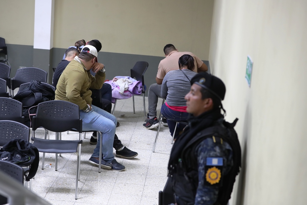 La Policía Nacional Civil interceptó a 33 migrantes  que ingresaron de forma ilegal al país. (Foto Prensa Libre: Mynor Toc)
