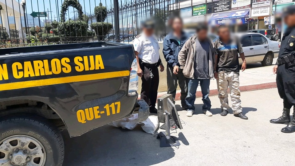 Los tres presuntos pandilleros fueron llevados al Juzgado de Turno en el Centro Regional de Justicia en Xelajú. (Foto Prensa Libre: Cortesía) 