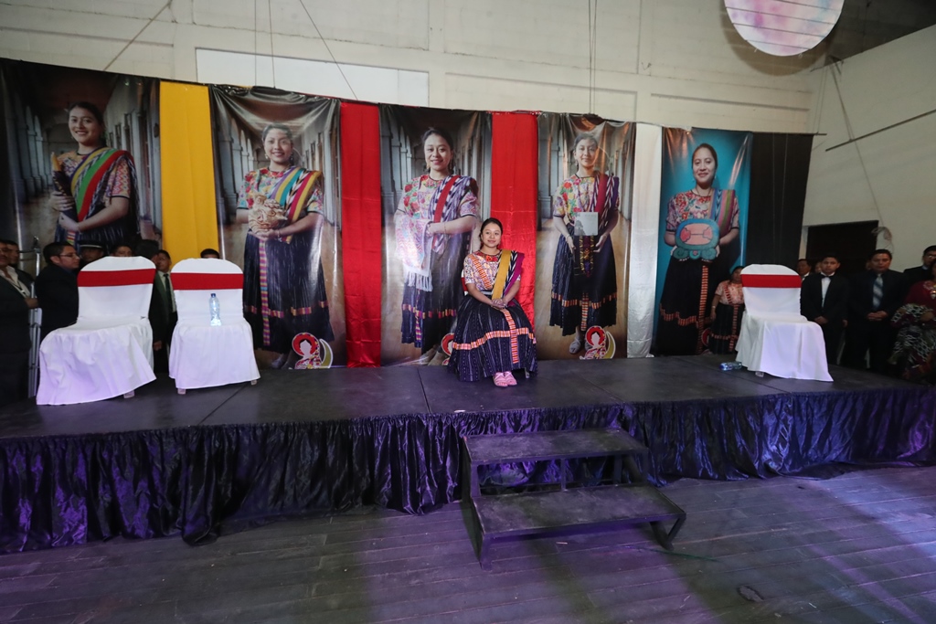 Cuatro de las candidatas que compitieron por el título de  Umial Tinimit Re Xelajuj No’j  abandonaron el escenario. (Foto Prensa LIbre: Mynor Toc)