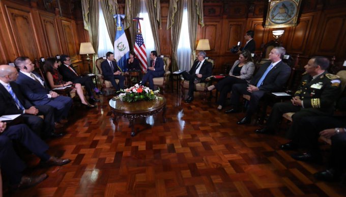 El presidente Jimmy Morales se reúne con el secretario de seguridad nacional de los Estados Unidos, Kevin McAleenan. Los acompañan otros funcionarios. (Foto Prensa Libre: @GuatemalaGob)