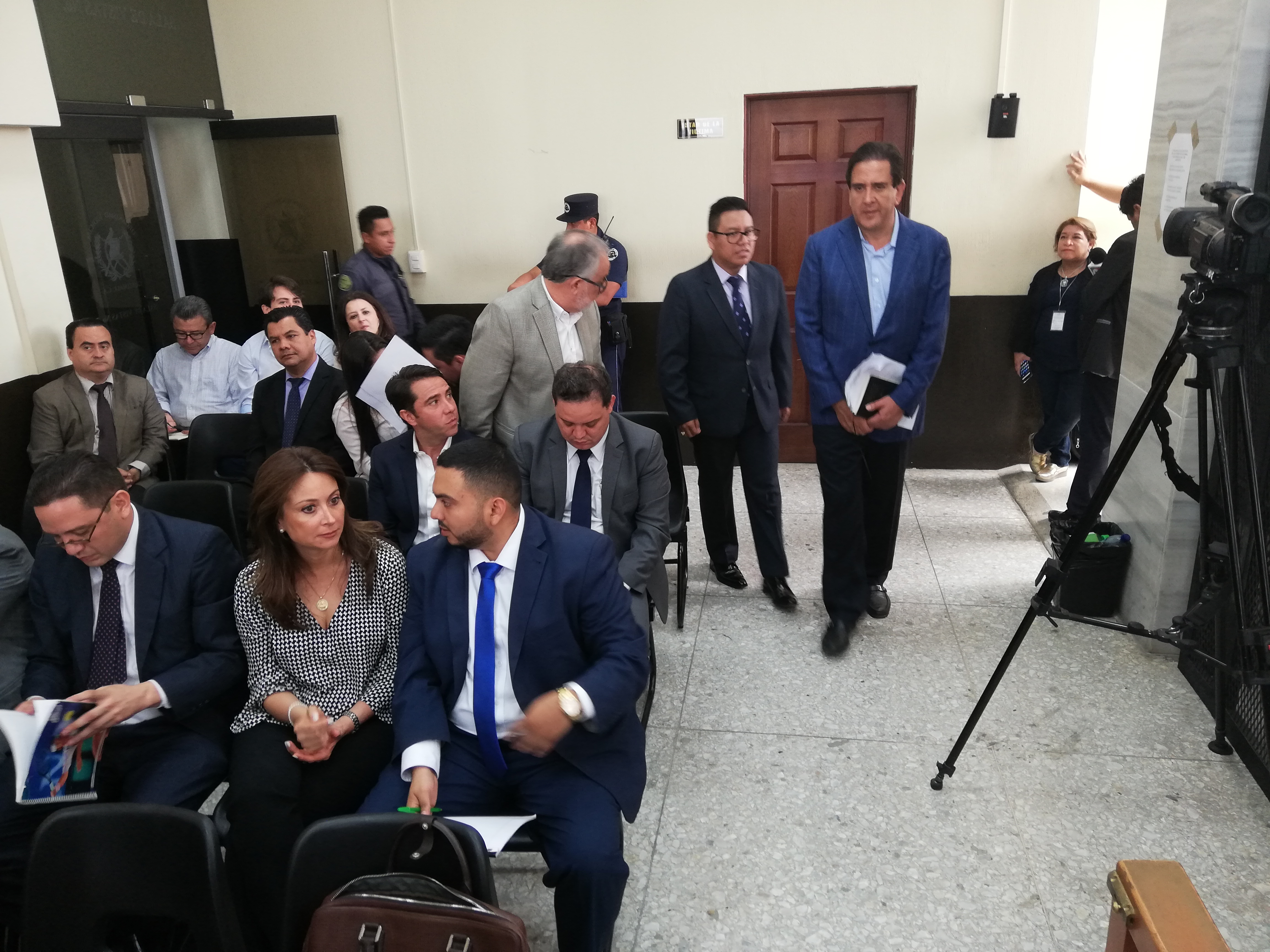Gustavo Alejos ingresa en la sala de audiencias del Juzgado de Mayor Riesgo D. Su esposa, Beatris Jansa Bianchi de Alejos, en la primera fila. (Foto Prensa Libre: Kenneth Monzón)