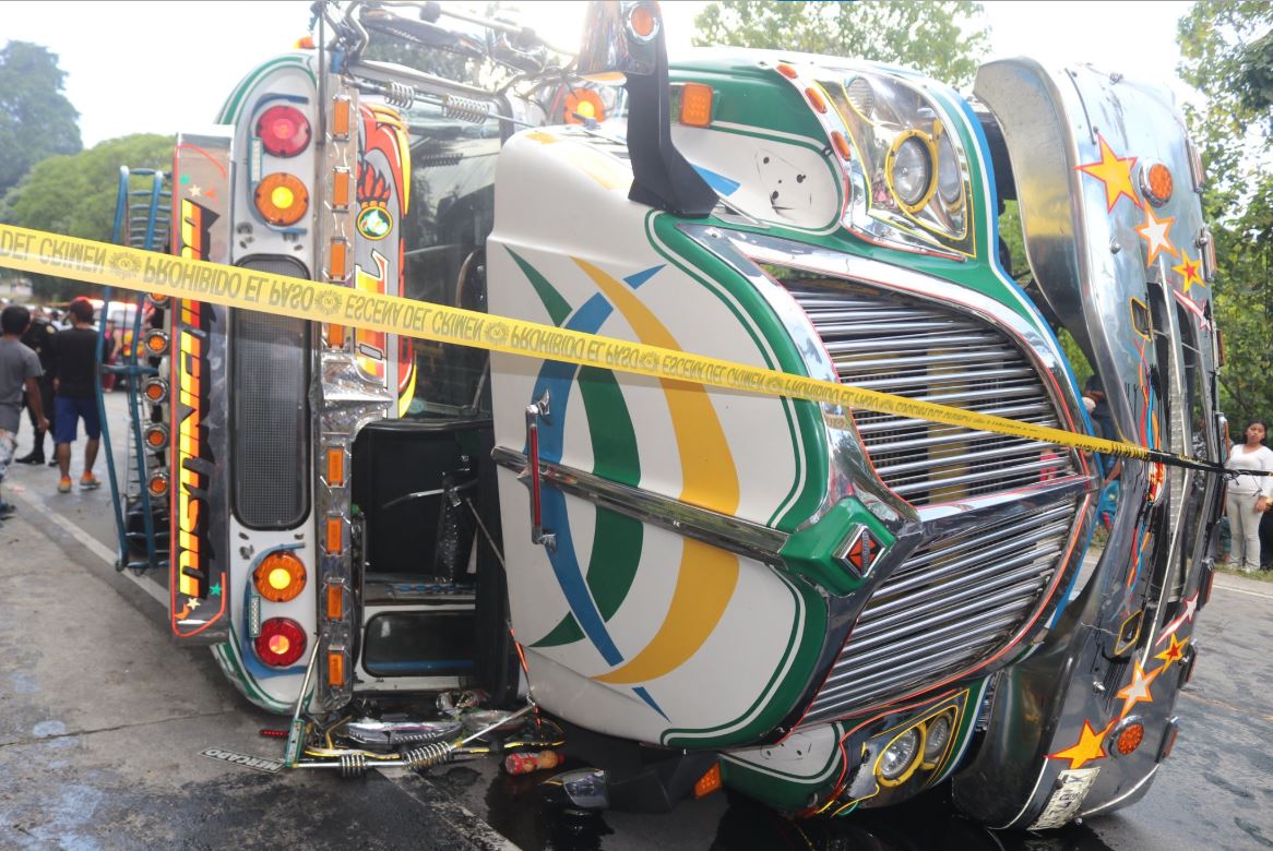 Chofer ebrio provoca accidente en San José Pinula que deja a su ayudante muerto y 30 heridos