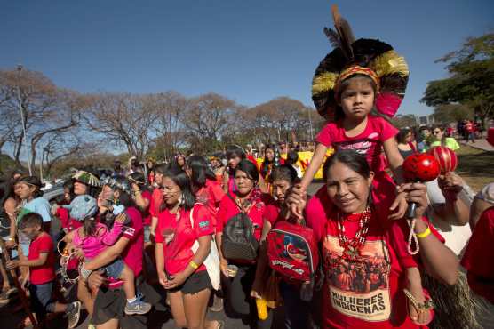  Las mujeres indígenas, que han llegado a Brasilia desde diversos puntos del país, tienen previsto permanecer en la capital hasta el miércoles, cuando se unirán a una tradicional marcha de campesinas que se celebra desde hace casi dos décadas.  Foto Prensa Libre: EFE