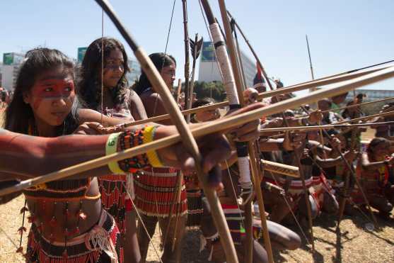 Con arcos y flechas las mujeres enviaron el mensaje que pelearán hasta el último momento por salvar la amazonía. Foto Prensa Libre: EFE