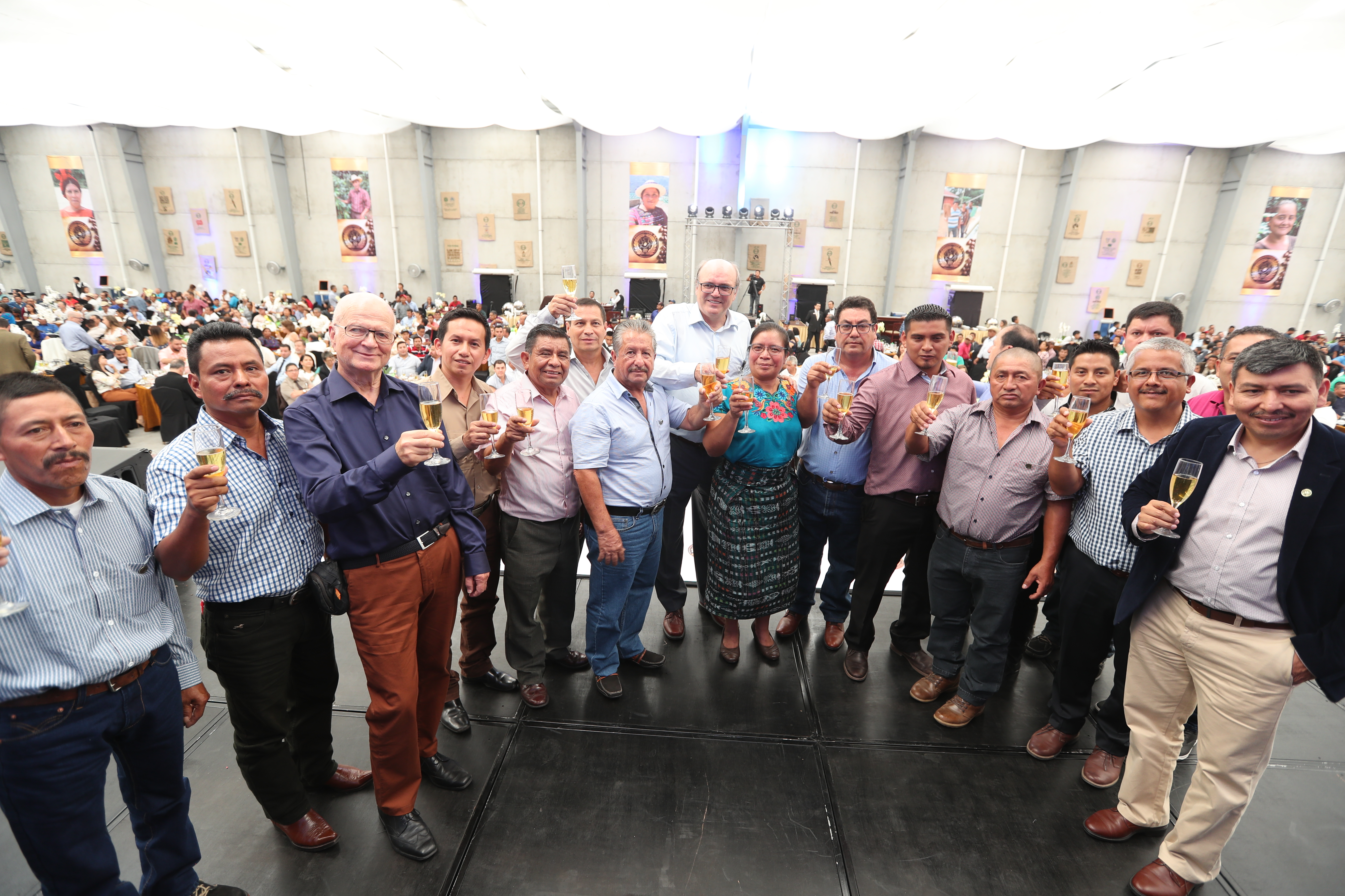 Directivos de Fedecocagua realizaron el brindis por la celebración de 50 años de fundación. Foto Norvin Mendoza