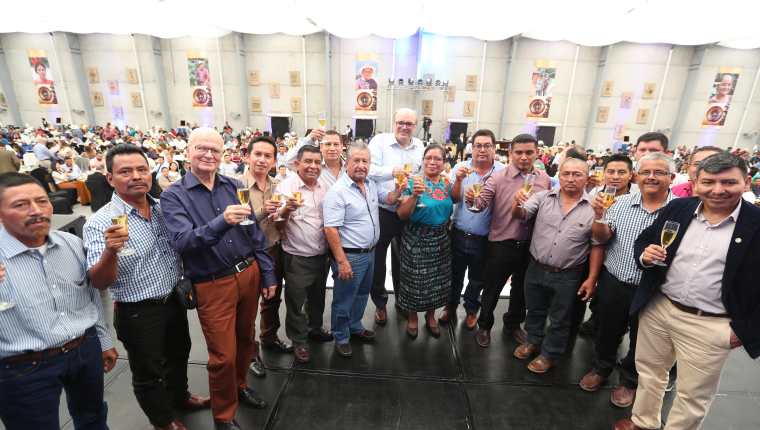 Directivos de Fedecocagua realizaron el brindis por la celebración de 50 años de fundación. Foto Norvin Mendoza