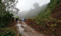 En la ruta de Santiago Atitlán, Sololá, y Chichacao, Suchitepéquez, un derrumbe interrumpió el paso de vehículos. (Foto Prensa Libre: Conred)