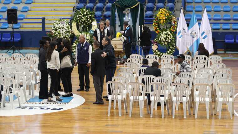 El funeral de Teodoro Palacios Flores se lleva a cabo en el gimnasio que lleva su nombre, en la zona 5 capitalina. (Foto Prensa Libre: Francisco Sánchez).
