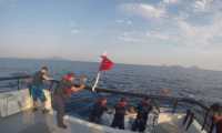 Un barco turco rescata a migrantes quienes viajaban en una embarcación que se hundió en el mar Egeo. (Foto Prensa Libre: EFE)