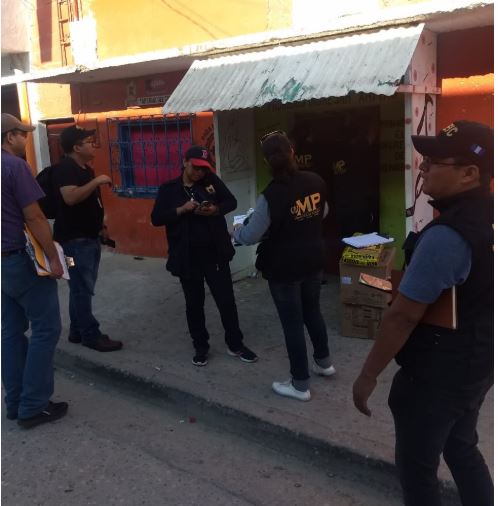 Autoridades durante los allanamientos contra la trata de personas en Petén. (Foto Prensa Libre: PNC). 