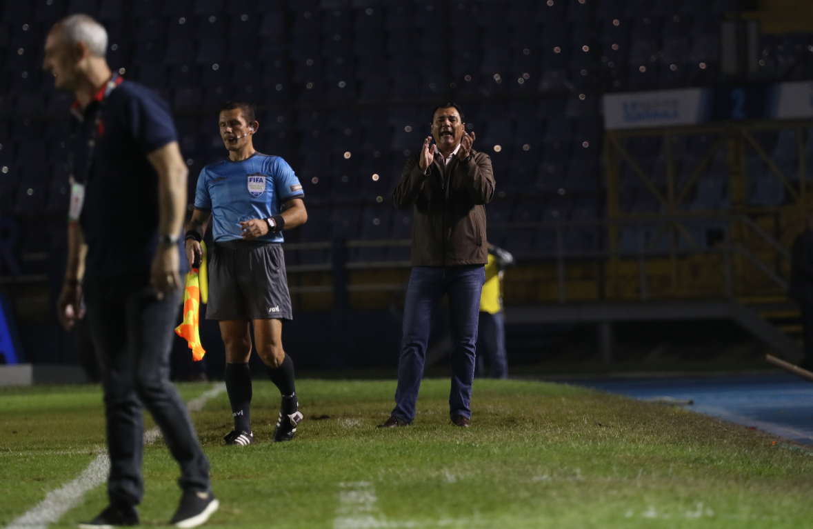 El entrenador argentino Mauricio Tapia está preocupado por las bajas en Comunicaciones. (Foto Prensa Libre: Francisco Sánchez)