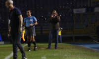 El entrenador argentino Mauricio Tapia está preocupado por las bajas en Comunicaciones. (Foto Prensa Libre: Francisco Sánchez)