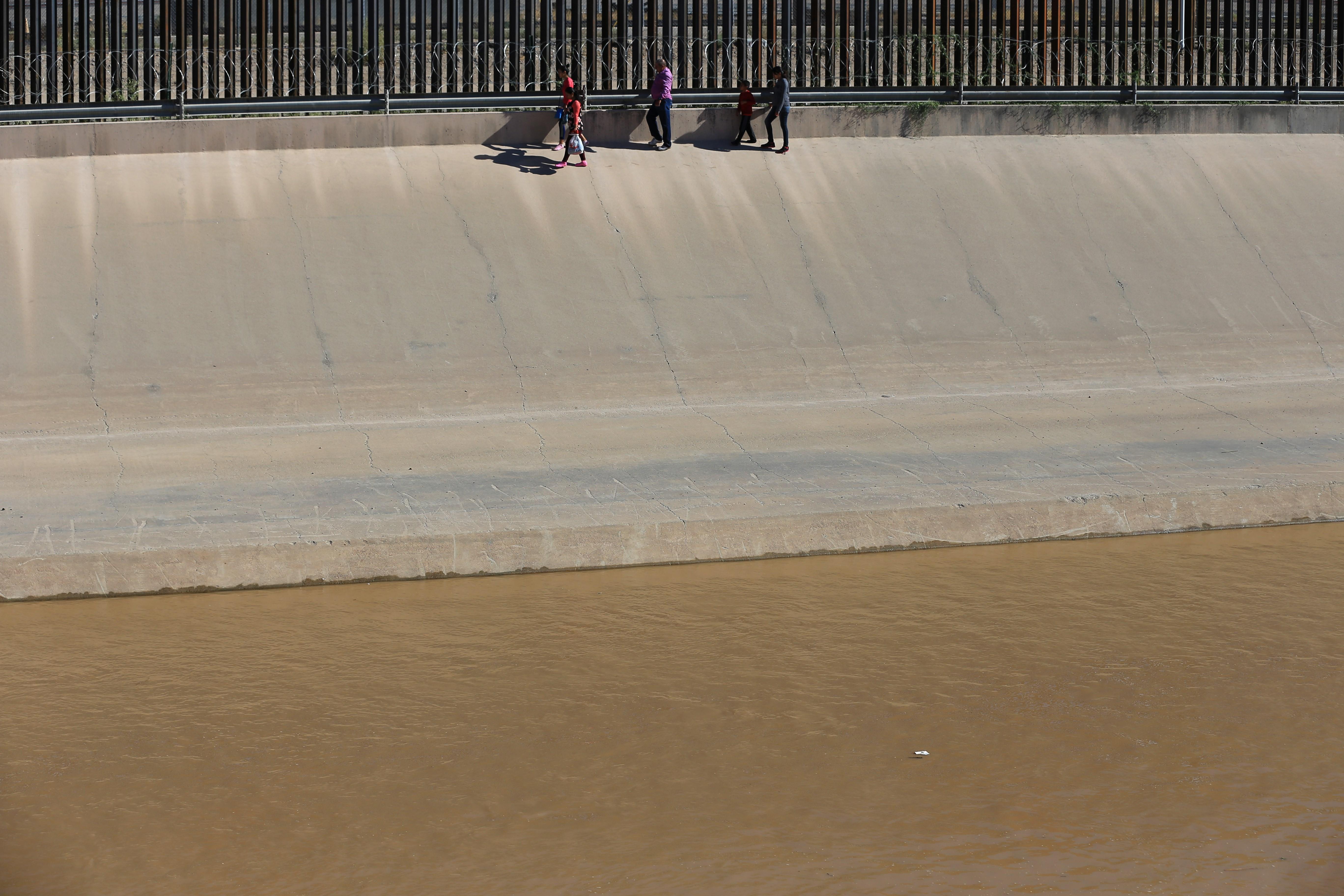 Migrantes centroamericanos intentan adentrarse en territorio estadounidense luego de haber sorteado las aguas del río Bravo, en el punto fronterizo de Ciudad Juárez, México. (Foto Prensa Libre: EFE)