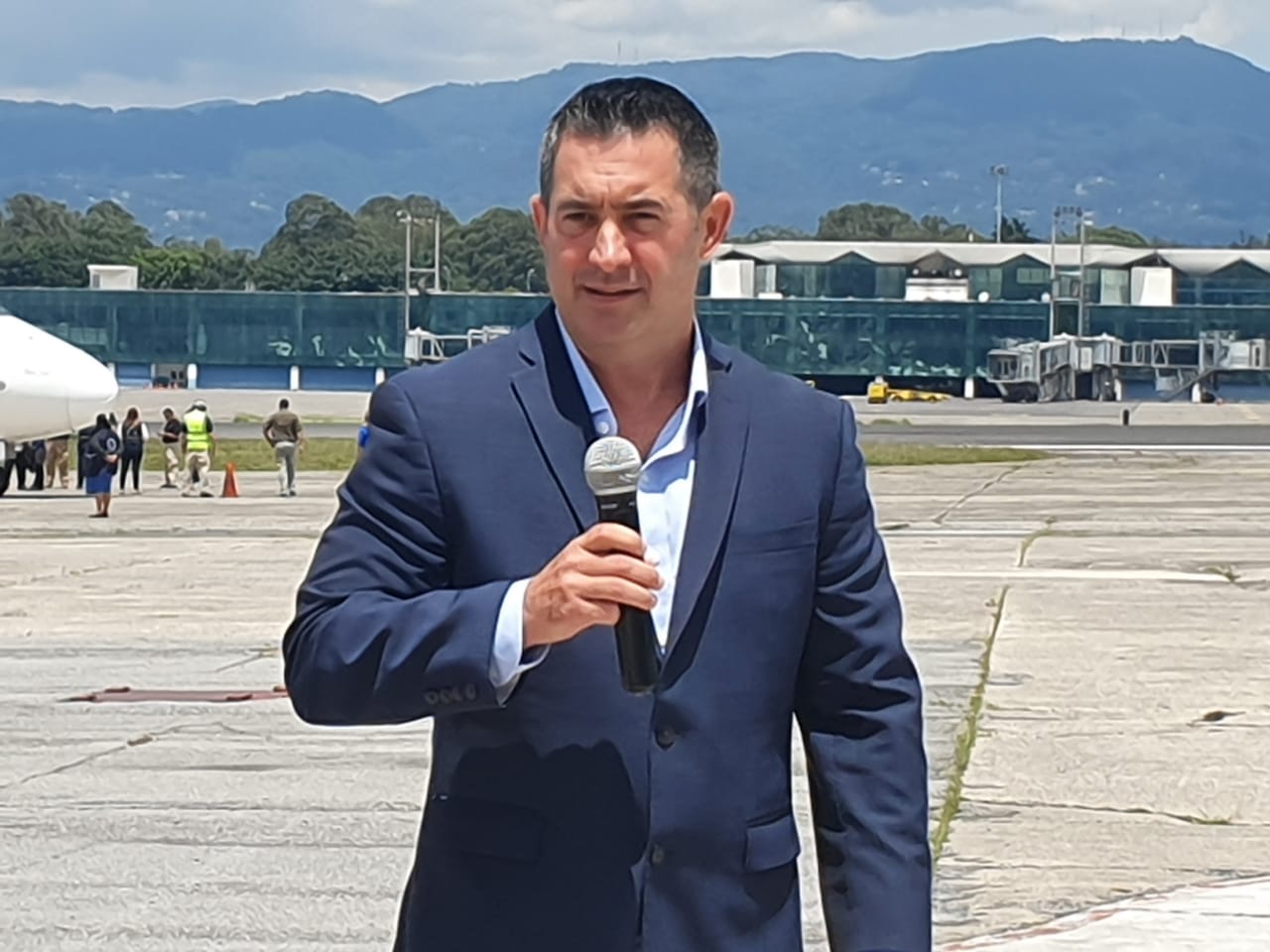 Timothy Robbins, director ejecutivo adjunto de ICE ERO, a su llegada e Guatemala. (Foto Prensa Libre: Dadiana Cabrera).