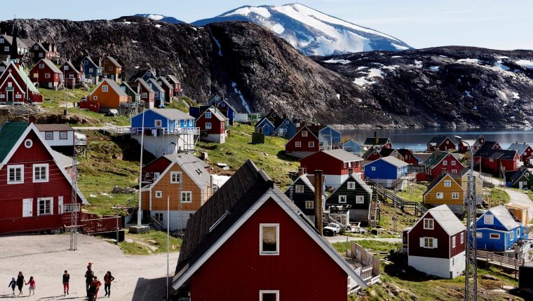 Casas en el pueblo de Upernavik, en el oeste de Groenlandia. (Foto Prensa Libre: EFE)