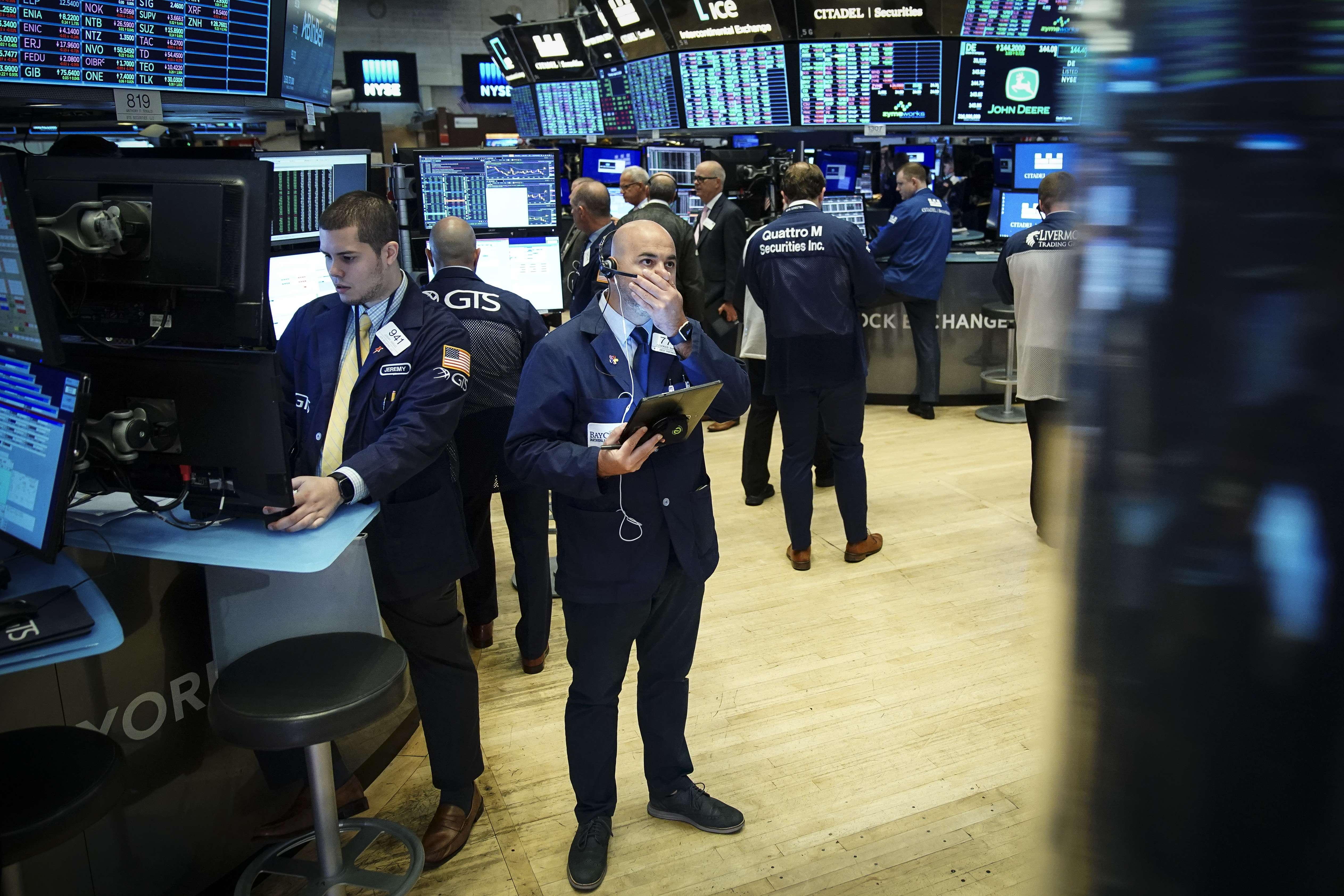 Las tensiones comerciales entre Estados Unidos y China, y el comportamiento de la economía en varios países continúan causando volatilidad en los mercados. (Foto Prensa Libre: AFP)