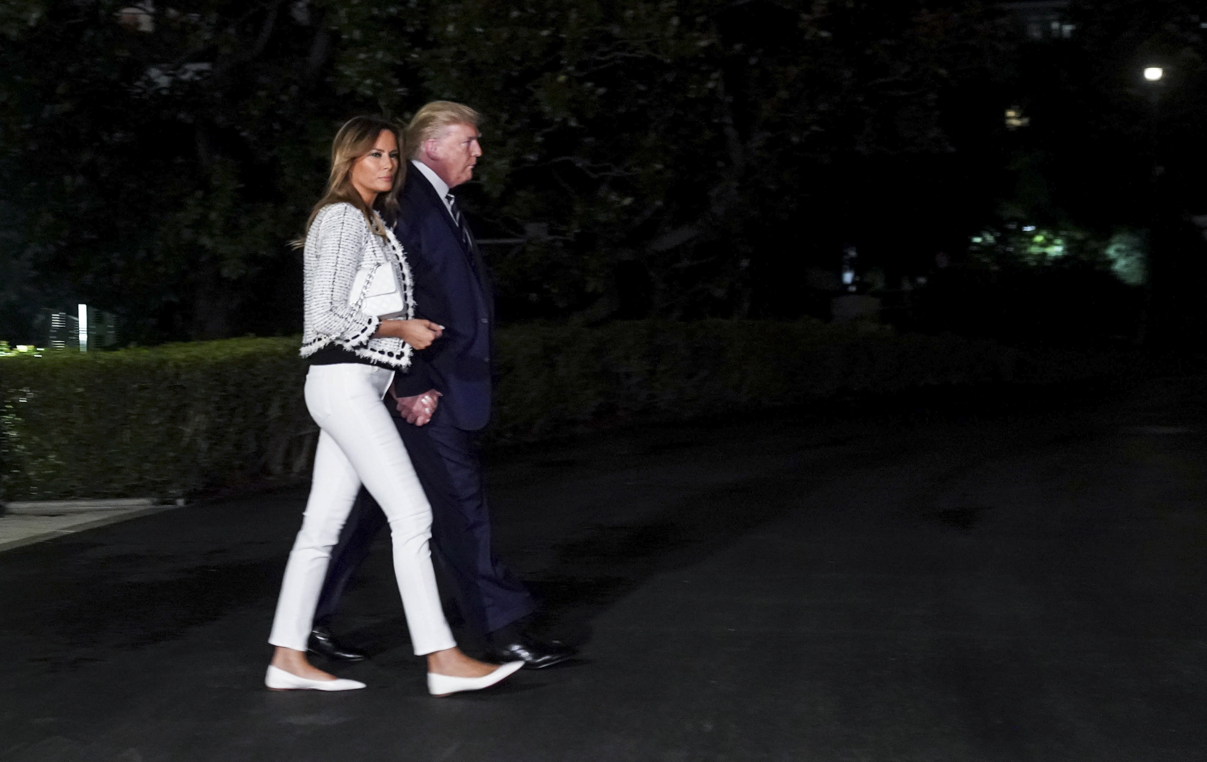 Donald Trump y su esposa, Melania, parten de Washington hacia Francia. (Foto Prensa Libre: EFE)
