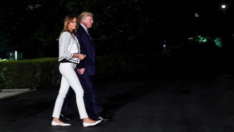 Donald Trump y su esposa, Melania, parten de Washington hacia Francia. (Foto Prensa Libre: EFE)