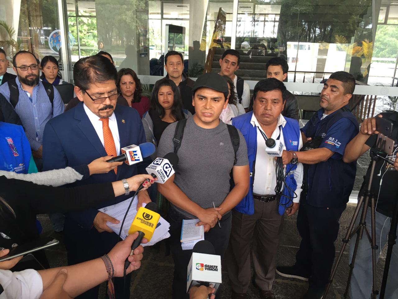 Autoridades de la Usac y representantes estudiantiles informan acerca de los avances de diálogo. (Foto Prensa Libre: Carlos Hernández).