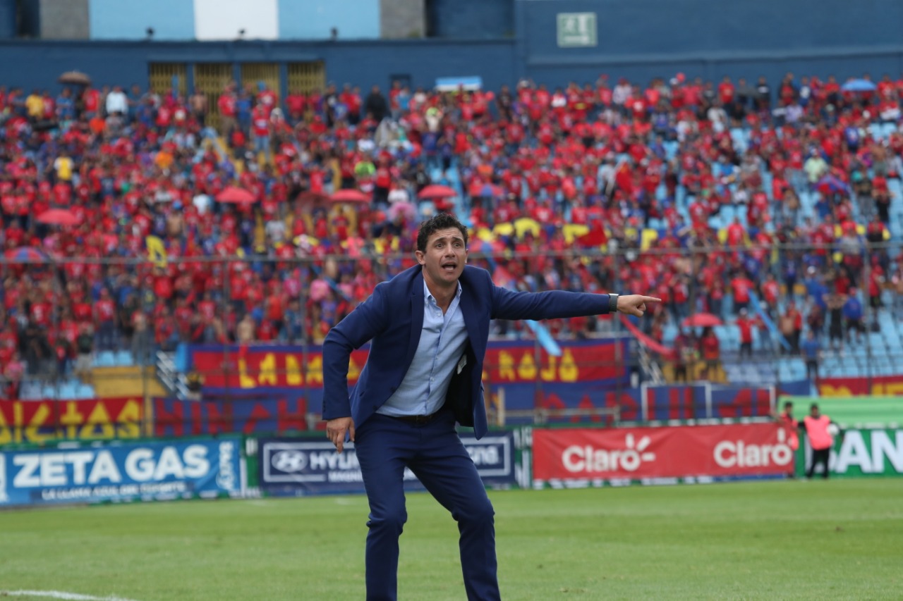 Sebastián Bini fue ratificado como entrenador escarlata para el resto del torneo Apertura 2019. (Foto Prensa Libre: Francisco Sánchez)