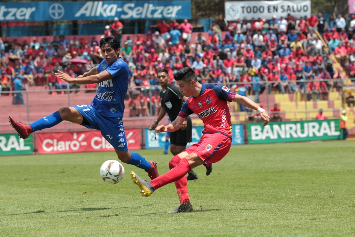 Frank de León se convirtió en la figura del partido, ya que su gol alcanzó para el triunfo de Municipal contra Malacateco, (Foto Prensa Libre: Norvin Mendoza).