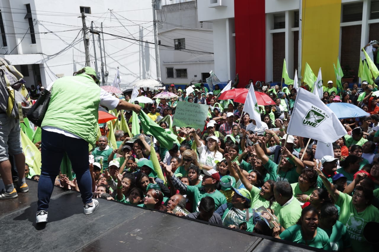 Simpatizantes de la UNE esperan a Sandra Torres en el cierre de campaña antes de la segunda vuelta. (Foto Prensa Libre Esbin García)