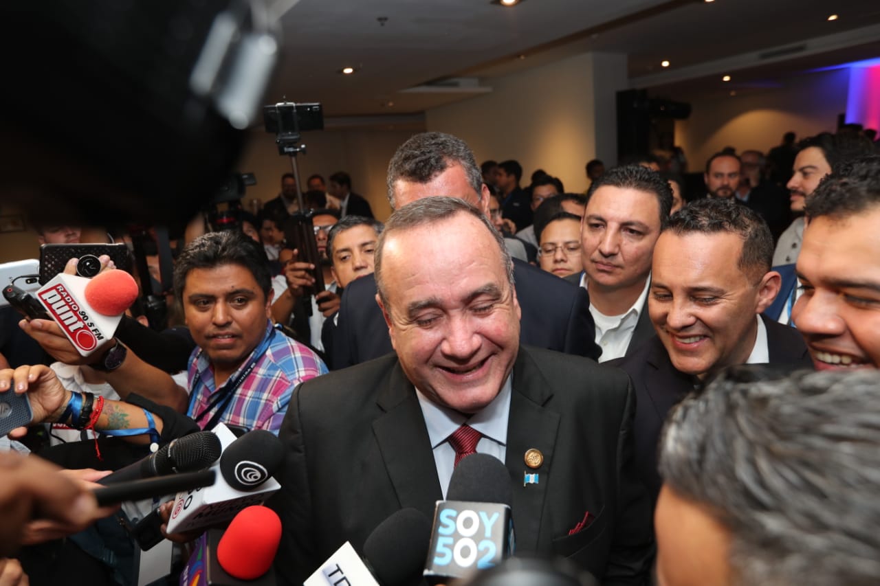 Alejandro Giammattei se dirige a la Prensa. (Foto Prensa Libre Érick Ávila)