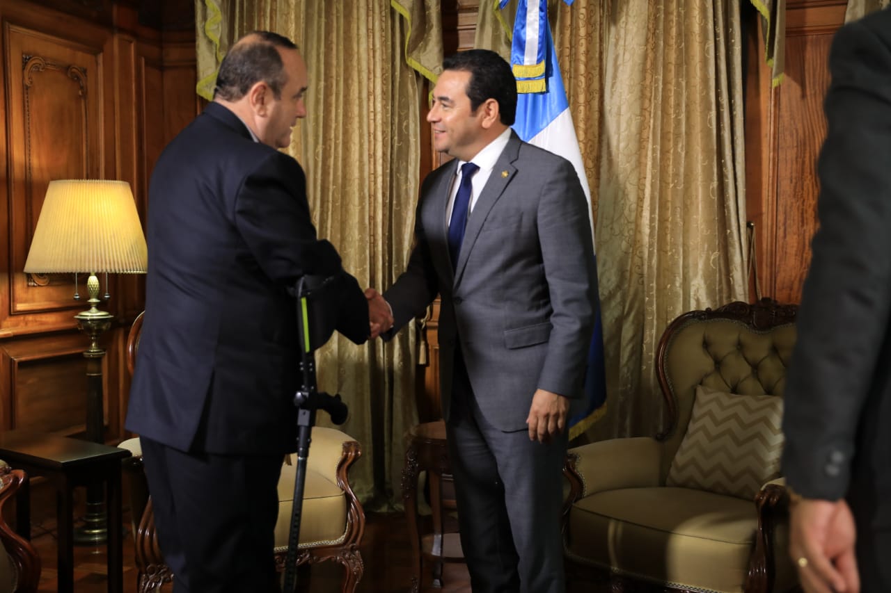 Alejandro Giammattei y Jimmy Morales se reúnen en el Palacio Nacional de la Cultura, (Foto Prensa Libre Esbin García)