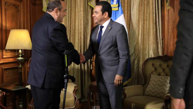 Alejandro Giammattei y Jimmy Morales se reúnen en el Palacio Nacional de la Cultura, (Foto Prensa Libre Esbin García)