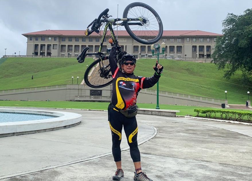 Gustavo Ajuria, en su recorrido por localidades de Panamá. (Foto: Cortesía)