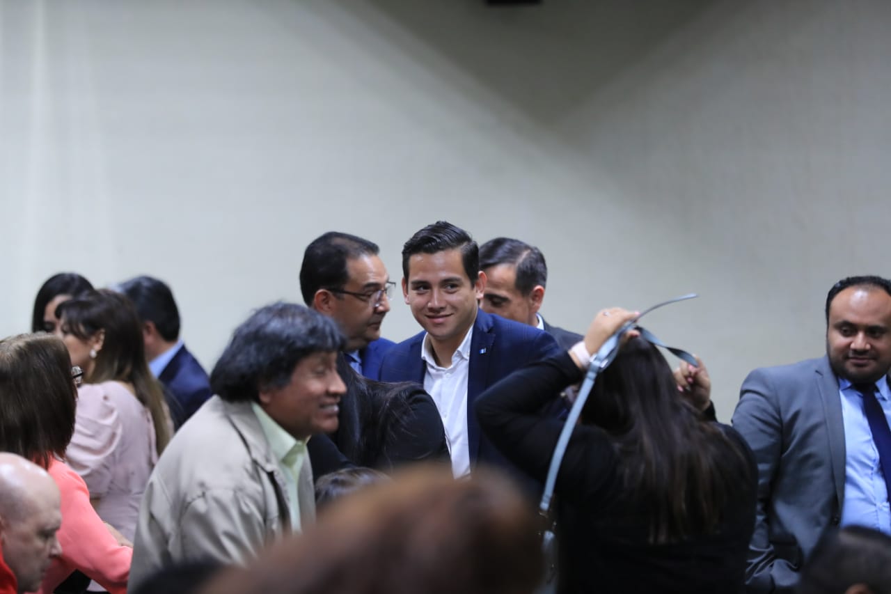 Samuel y José Manuel Morales se observan felices tras conocer la resolución del Tribunal que los absolvió. (Foto Prensa Libre Juan Diego González)