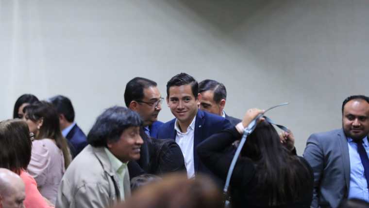 Samuel y José Manuel Morales se observan felices tras conocer la resolución del Tribunal que los absolvió. (Foto Prensa Libre Juan Diego González)