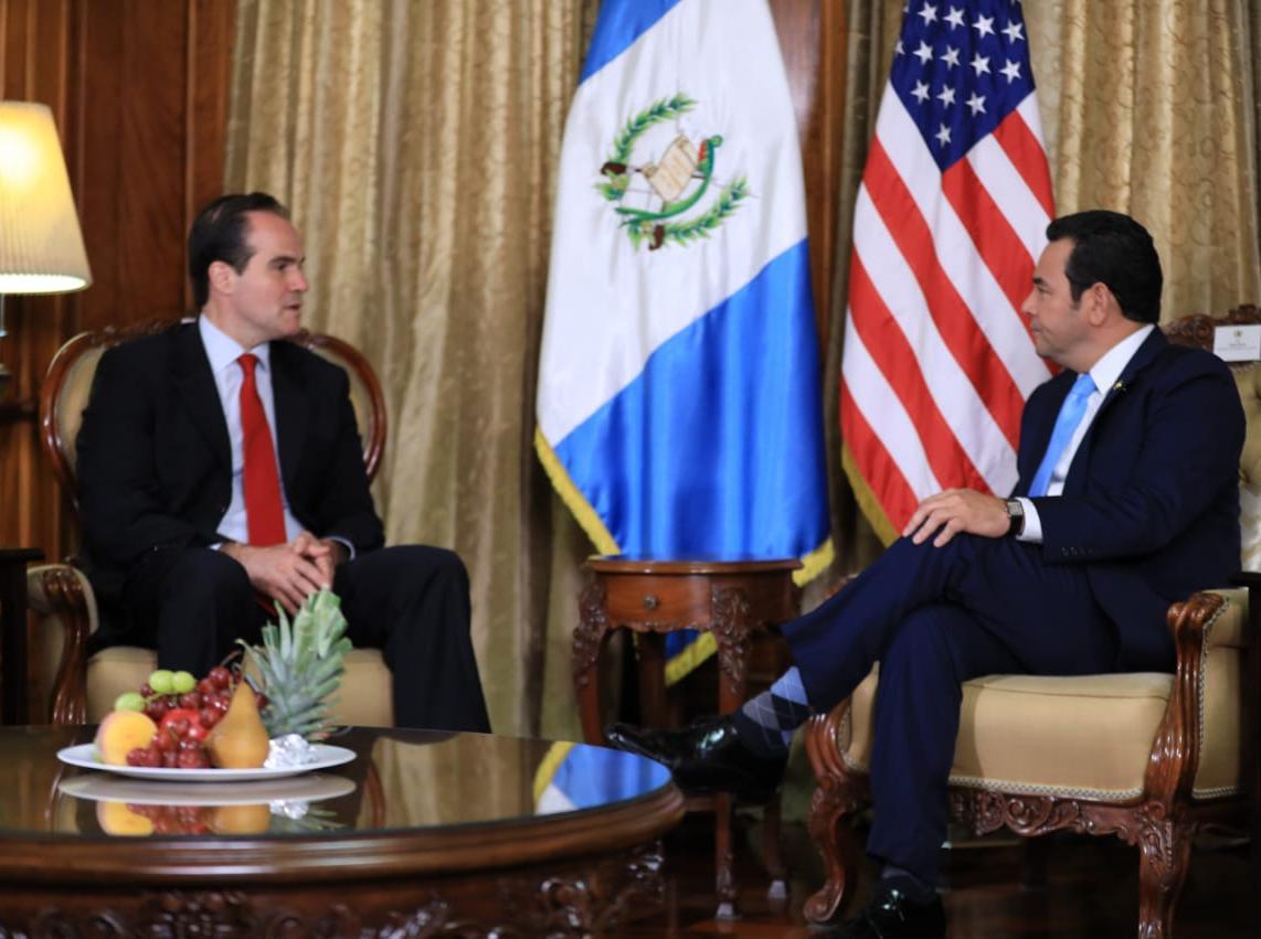 Mauricio Claver-Carone, asesor de Donald Trump, se reunió con Jimmy Morales. (Foto Prensa Libre: SCSP)
