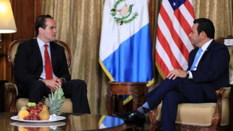Mauricio Claver-Carone, asesor de Donald Trump, se reunió con Jimmy Morales. (Foto Prensa Libre: SCSP)
