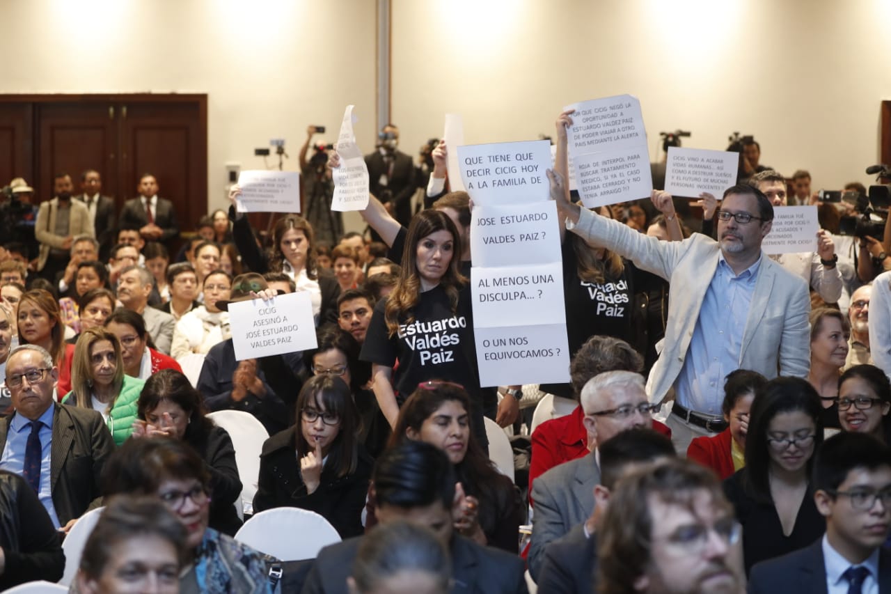 Grupo que protesta contra la CICIG irrumpió en evento de cierre organizado por la comisión. (Foto Prensa Libre Esbin García)
