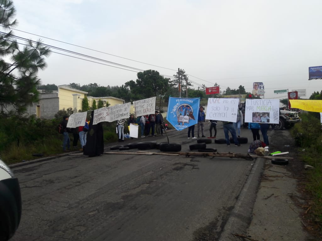 Estudiantes del Cunoroc mantienen bloqueado el kilómetro 255 hacia Huehuetenango. (Foto Prensa Libre: Mike Castillo)