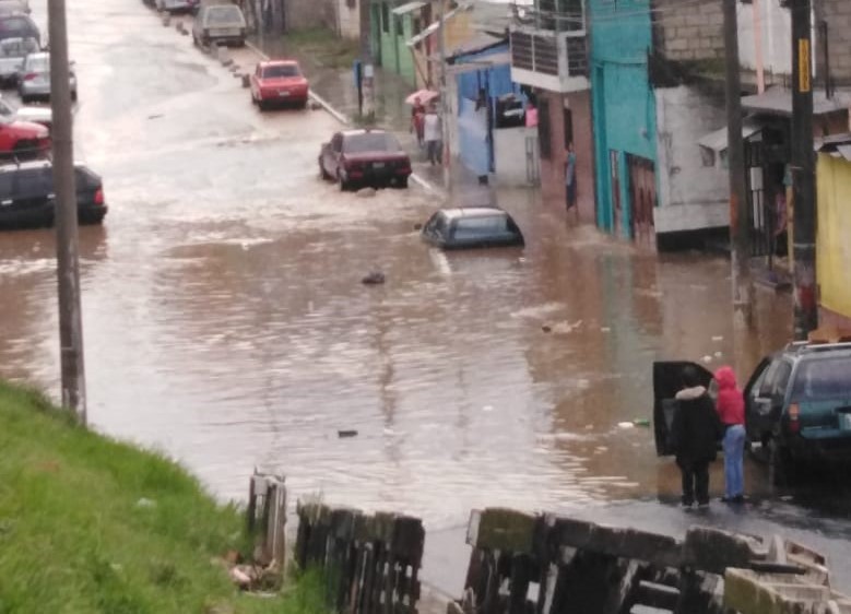 Imagen tomada desde un vertedero clandestino que muestra parte de las inundaciones en el Paraíso 2, zona 18. (Foto Prensa Libre: Cocode sector 3)