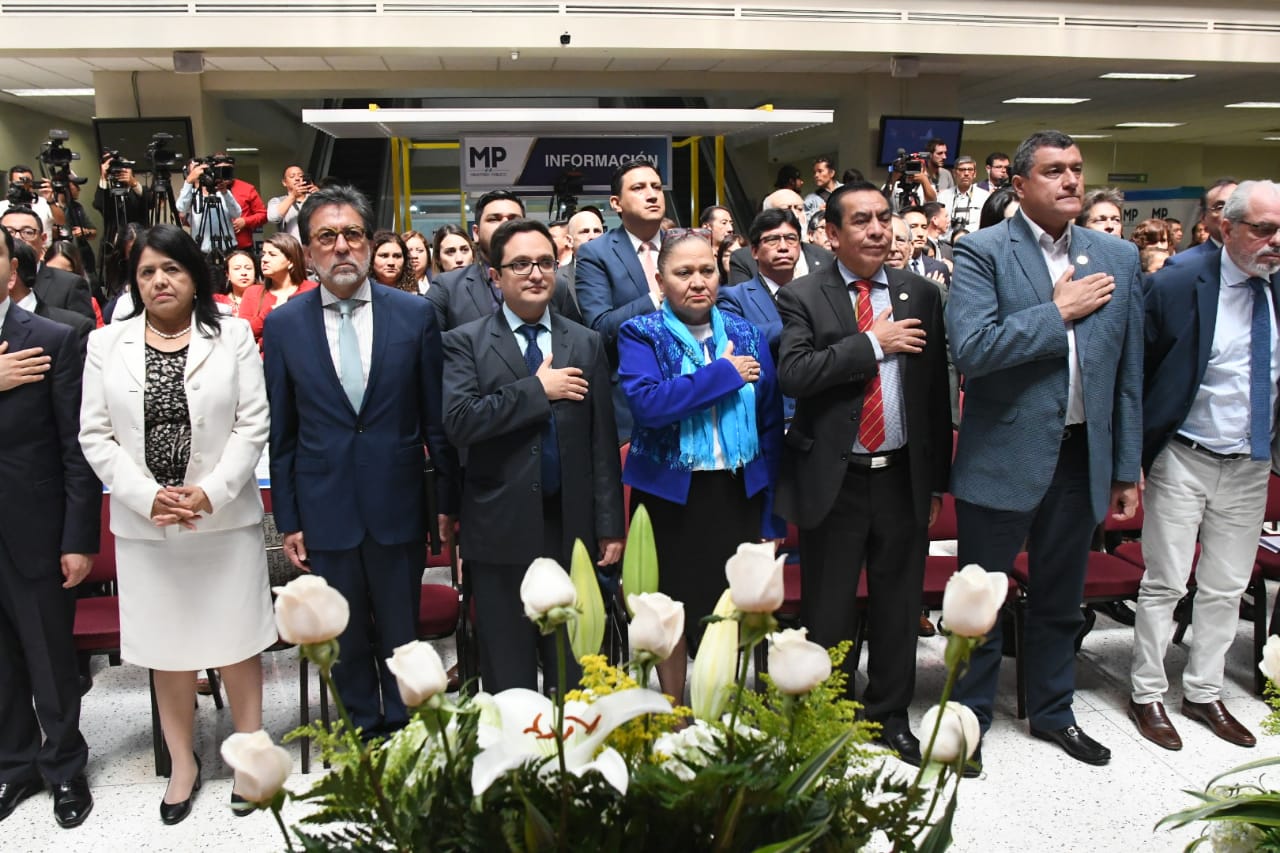 La Fiscal General se acompañó del embajador de Estados Unidos en Guatemala, Luis Arreaga; el jefe de la Feci, Francisco Sandoval y el magistrado de la CSJ  Josué Felipe Baquiax. (Foto Prensa Libre La Red)