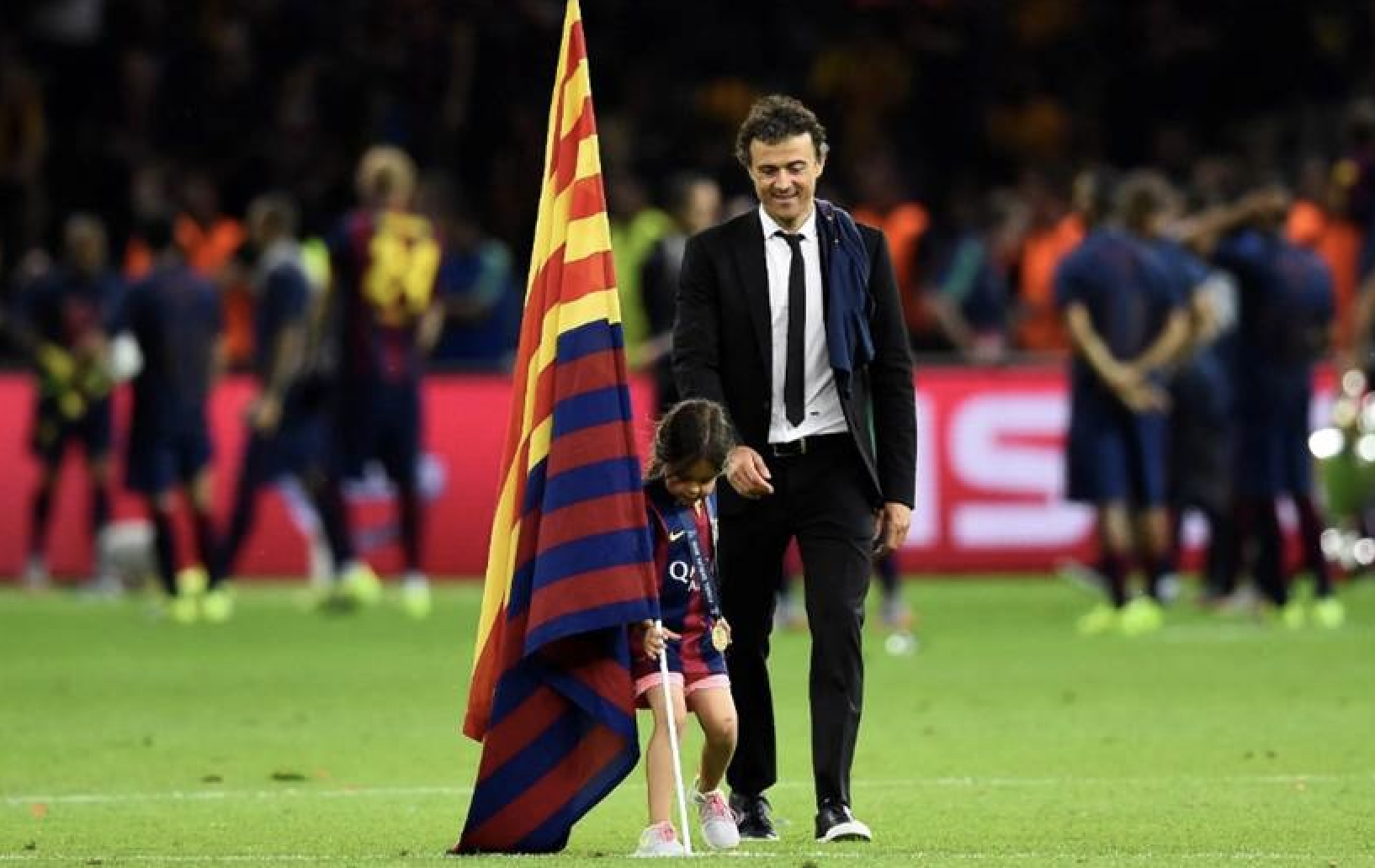 Xana, la hija de Luis Enrique Martínez falleció por cáncer de huesos. En la fotografía celebra con su padre un título del FC Barcelona. (Foto Prensa Libre: AFP)