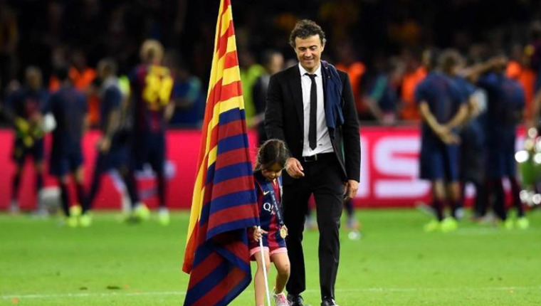 Xana, la hija de Luis Enrique Martínez falleció por cáncer de huesos. En la fotografía celebra con su padre un título del FC Barcelona. (Foto Prensa Libre: AFP)