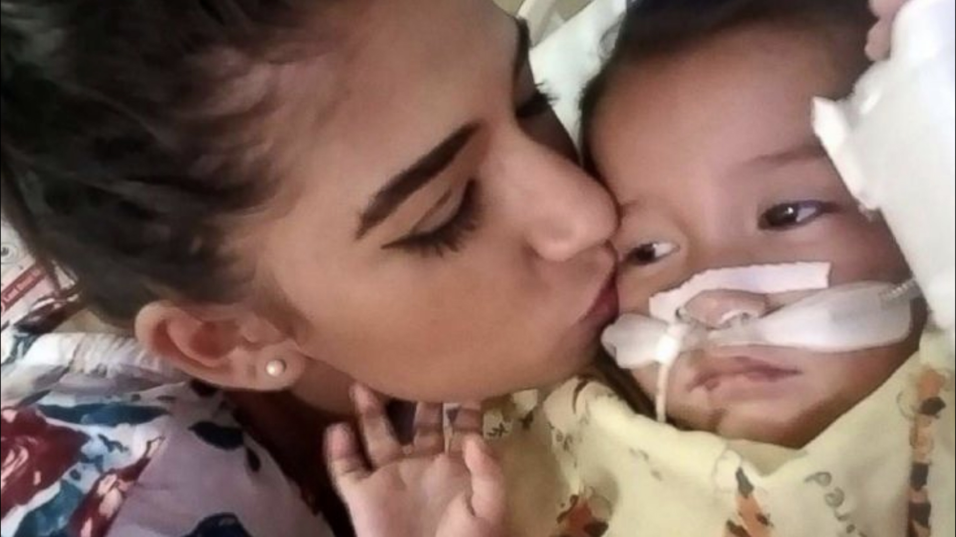 Yazmín Juárez besa a su hija Mariee quien falleció en custodia del ICE. (Foto Prensa Libre: Yazmín Juárez) 